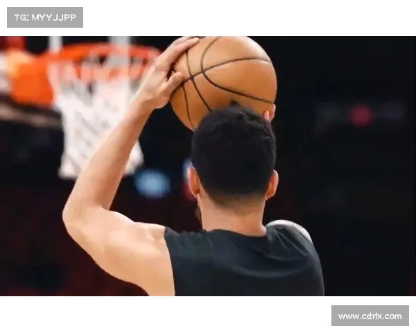 德文·布克的惊人投篮选择展现独特视角与无畏挑战